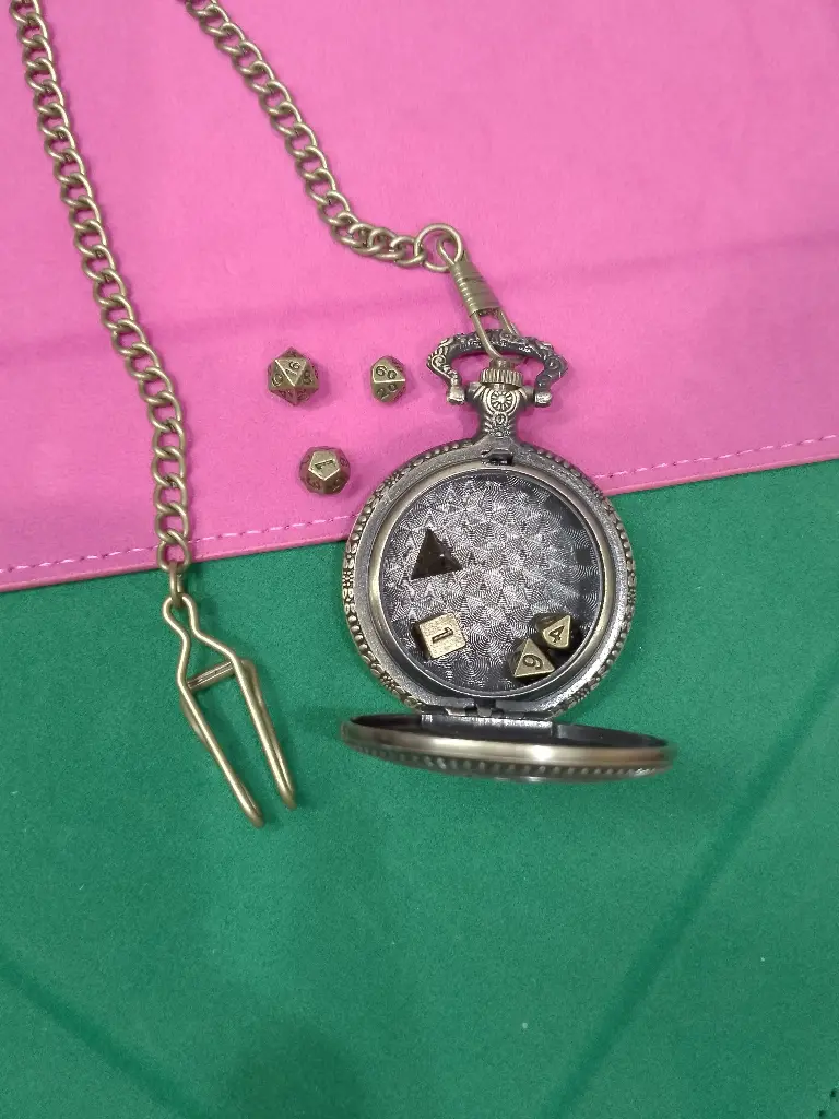Set de mini dados con baúl en forma de reloj de bolsillo