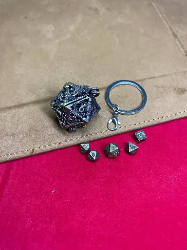 Llavero DnD baúl d20 con mini dados