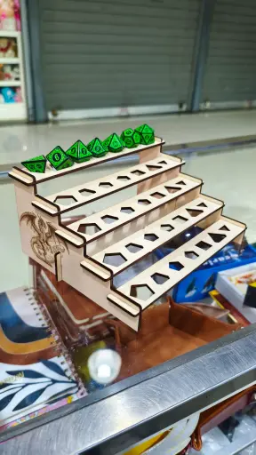 Soporte de madera para dados estilo repisas